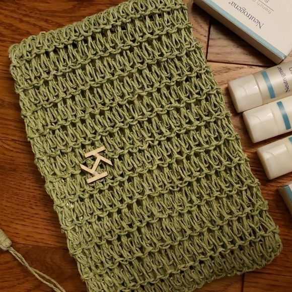 𝅺kiko Milano  green me pochette. NWT with a free travel  goodies. - Picture 2 of 7